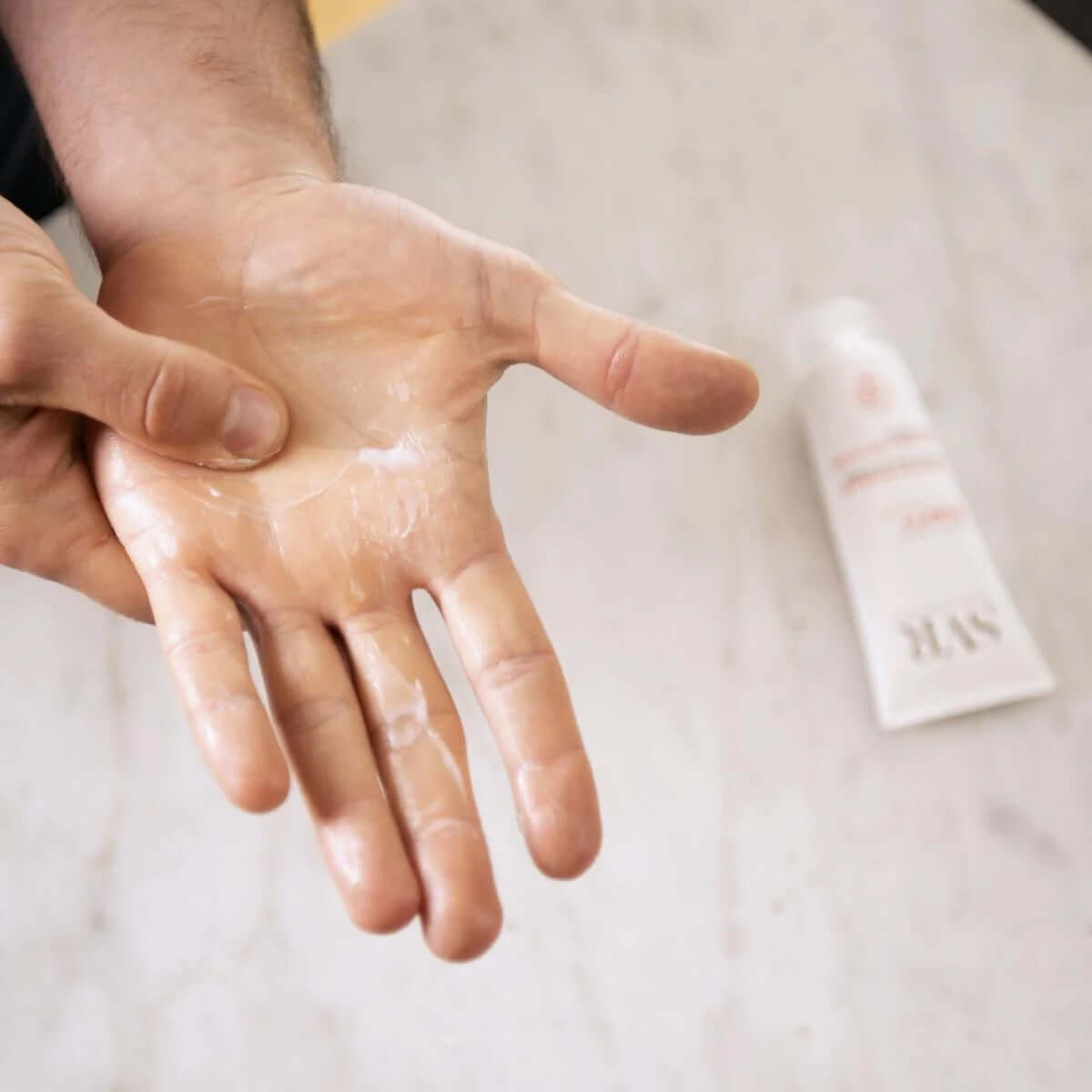 SVR CICAVIT+ Crème mains 75 gr-SVR CICAVIT+ Crème mains 75 gr SVR CICAVIT+ Crème mains, faaliyetlerini durdurmadan (sıcaklık değişimi, stres, el ve ev işleri) ellerini onarmak ve korumak isteyen manuel aktiviteleri olan kişilerin ihtiyaçlarını karşılar. A